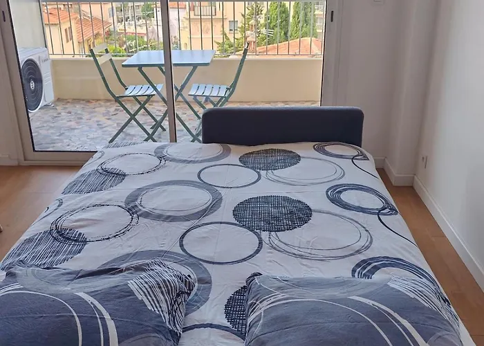 2 Persons - Clim - Hypercenter - 2mins Of - Juan Les Pins - And Sun