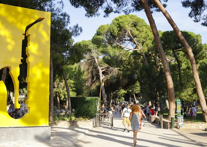 2 Persons - Clim - Hypercenter - 2mins Of - Juan Les Pins - And Sun